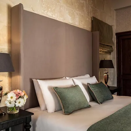 Cesca's Boutique 4*