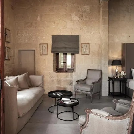 Cesca's Boutique 4*