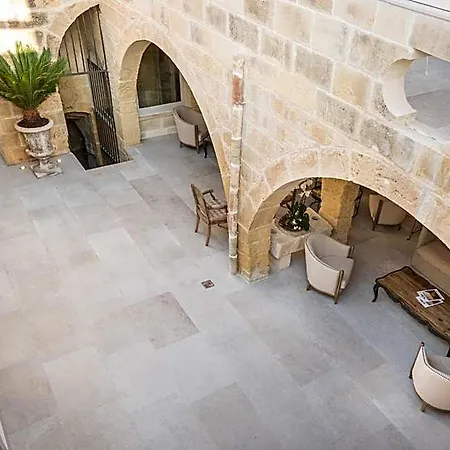 Cesca's Boutique 4*